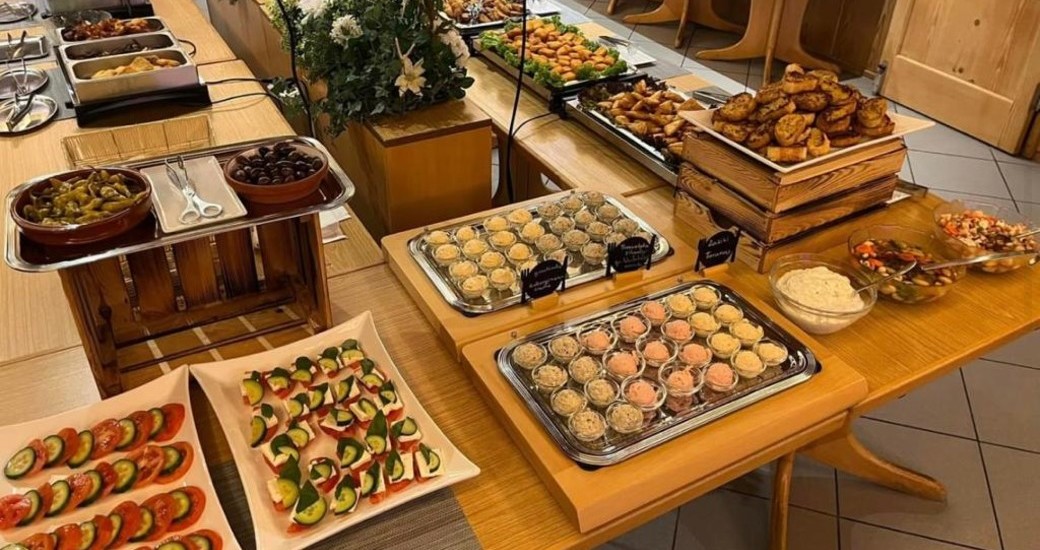 Genießen Sie original griechische Spezialitäten und köstliche Weine in unserem Wintergarten-Restaurant.